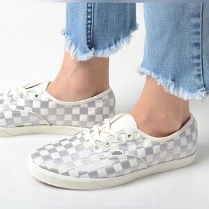 NEW VANS EMBROIDERED LOWPRO SILVER GREY & WHITE CHECK TIE UP SNEAKERS SZ 9